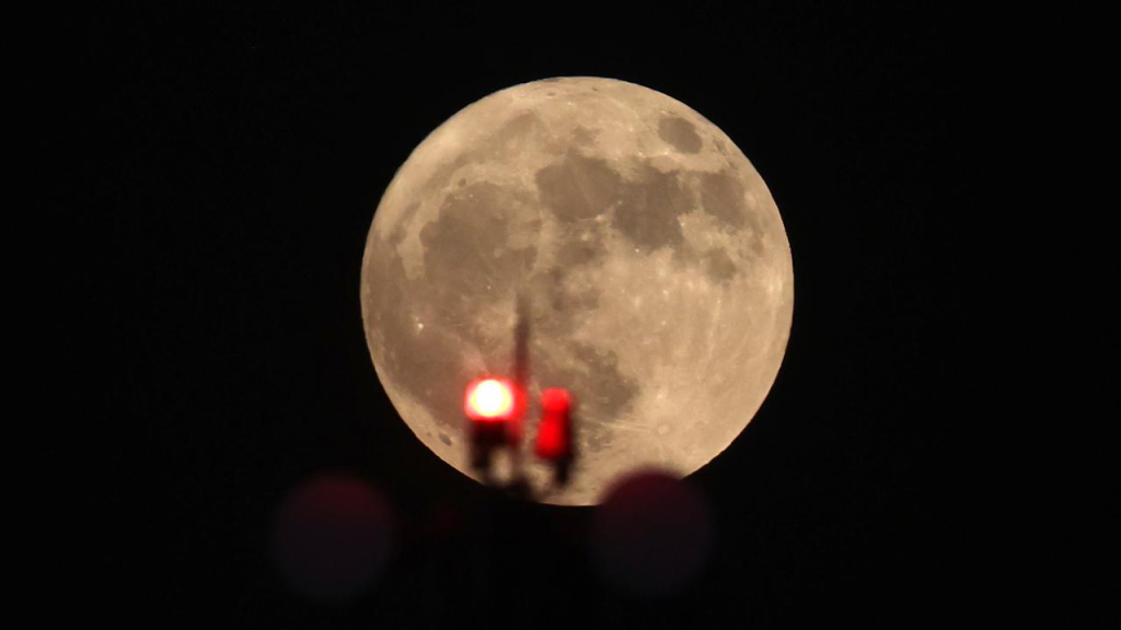 Puncak Purnama November Supermoon Memukau Dunia: Fenomena Langit Terbesar 2025
