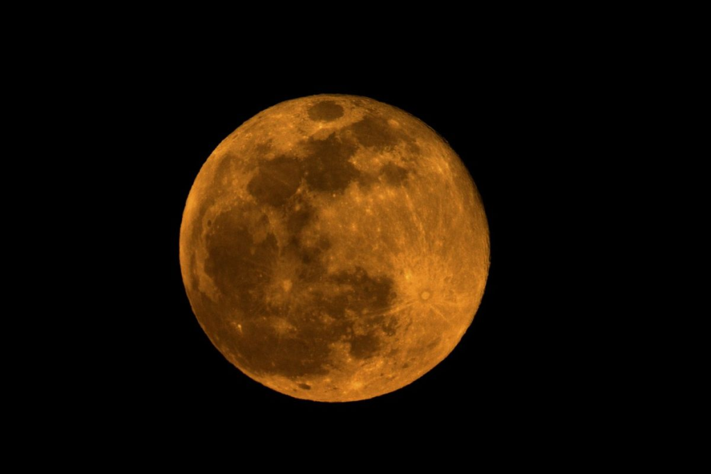 Supermoon Wolf 3 Januari: Bulan Terbesar 2026 Malam Ini