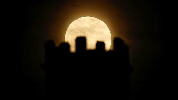 Supermoon Wolf 3 Januari: Bulan Terbesar 2026 Malam Ini