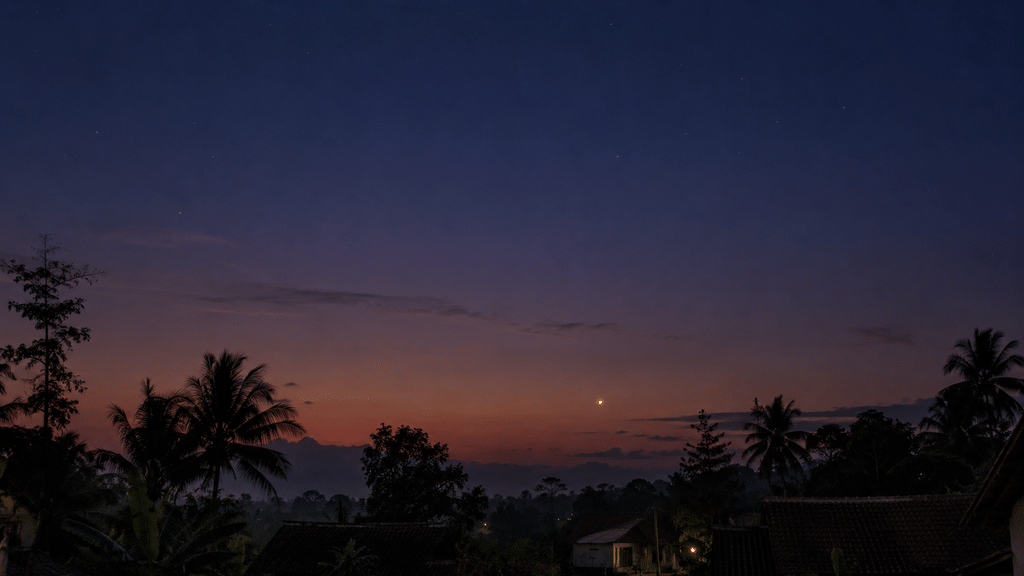 Planet Saturnus tampak bersinar tenang berwarna kuning keemasan di atas garis cakrawala timur setelah waktu magrib.
