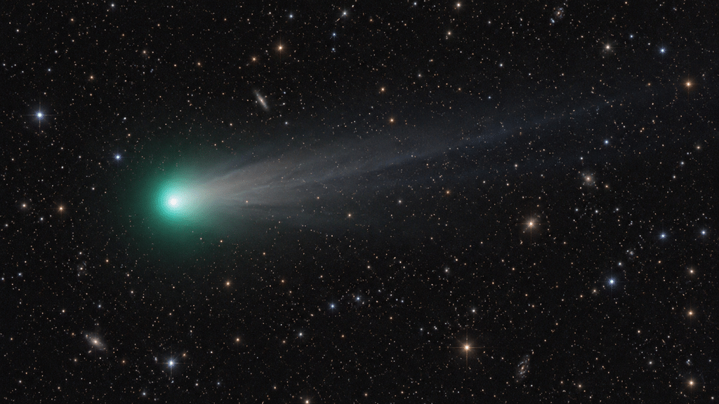 Citra astrofotografi jejak debu komet 21P/Giacobini-Zinner yang menjadi sumber material hujan meteor Draconid.
